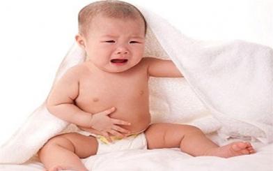 Bé đau bụng đi ngoài ra máu phải làm sao