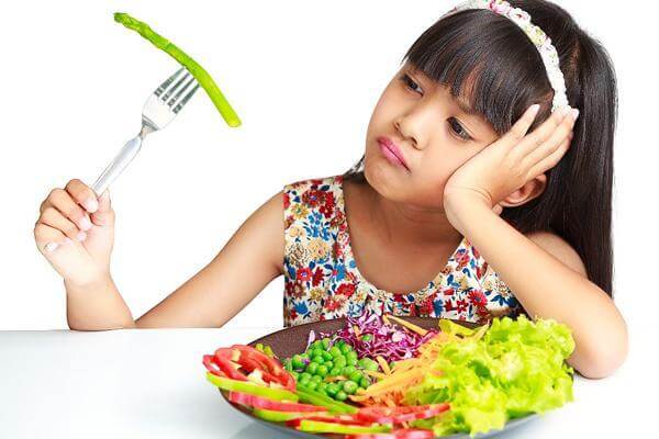 Bé lười ăn rau